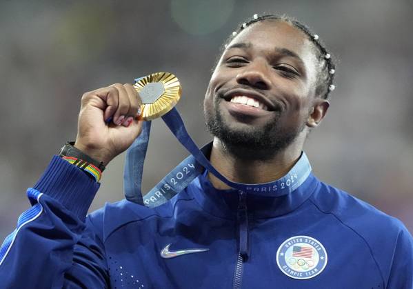 Men s 100m Final gold medalist Noah Lyles of the U.S. holds his medal on the podium at the Stade de France during the Paris 2024 Olympic Games, Olympische Spiele, Olympia, OS Athletics competition in Paris, France, on Monday, August 5, 2024.  OLY202408051671 PAULxHANNA