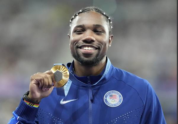 Men s 100m Final gold medalist Noah Lyles of the U.S. holds his medal on the podium at the Stade de France during the Paris 2024 Olympic Games, Olympische Spiele, Olympia, OS Athletics competition in Paris, France, on Monday, August 5, 2024.  OLY202408051670 PAULxHANNA