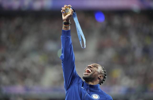 Bilder des Jahres 2024, Sport 08 August Sport Bilder des Tages Men s 100m Final gold medalist Noah Lyles of the U.S. holds his medal on the podium at the Stade de France during the Paris 2024 Olympic Games, Olympische Spiele, Olympia, OS Athletics competition in Paris, France, on Monday, August 5, 2024.  OLY202408051678 PAULxHANNA