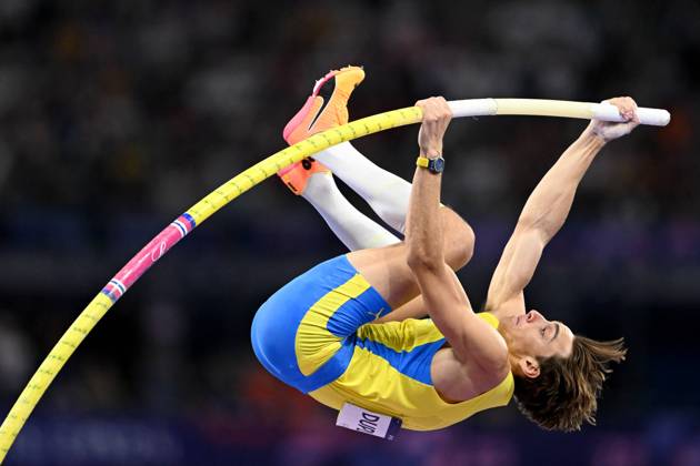 Bilder des Jahres 2024, Sport 08 August Sport Themen der Woche KW32 OLY24 ATHLETICS, Armand Duplantis of Sweden reacts breaks his own world record with a jump of 6.25m during the Mens Pole Vault Final at the Stade de France in Saint-Denis, as part of the 2024 Paris Summer Olympic Games, Olympische Spiele, Olympia, OS in, France, Monday, August 05, 2024. ( NO ARCHIVING, EDITORIAL USE ONLY, NO USE IN BOOKS WITHOUT CONSENT SAINT-DENIS FRANCE Copyright: xDEANxLEWINSx 20240806145839002551