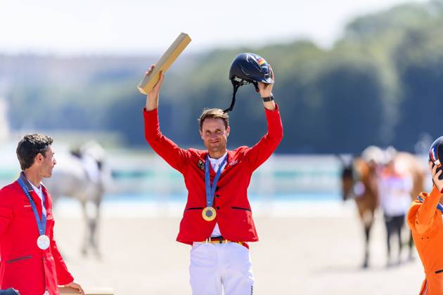 Bilder des Jahres 2024, Sport 08 August Sport Themen der Woche KW32 Sport Bilder des Tages FRA, Olympische Sommerspiele Paris 2024, REiten, Springen Einzel Finale, Siegerehrung Gold für Deutschland 06.08.2024, Ch??teau de Versailles, Paris, FRA, Olympische Sommerspiele Paris 2024, REiten, Springen Einzel Finale, Siegerehrung Gold für Deutschland , im Bild KUKUK Christian (GER) auf CHECKER 47 gewinnt die Goldmedaille