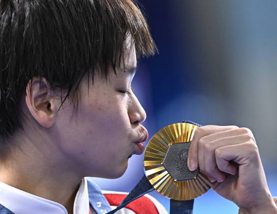 Bilder des Jahres 2024, Sport 08 August Sport Themen der Woche KW32 Sport Bilder des Tages (240806) -- SAINT-DENIS, Aug. 6, 2024 -- Gold medalist Quan Hongchan of China celebrates during the awarding ceremony after the women s 10m platform final of diving at the Paris 2024 Olympic Games, Olympische Spiele, Olympia, OS in Saint-Denis, France, Aug. 6, 2024. ) (PARIS2024)FRANCE-SAINT-DENIS-OLY-DIVING WangxPeng 