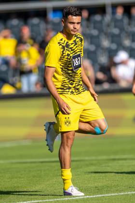 06.08.2024, Fussball: Testspiel, Saison 2024 2025, Borussia Moenchengladbach - FC Villareal in Altach. Kjell Arik Waetjen (Borussia Dortmund, 38) ist auf dem Paltz und testet sein getaptes Knie. Foto: Kirchner-Media DI Copyright: xKirchner-Media DIx
