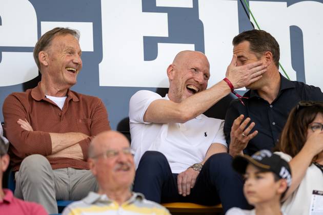 Sport Bilder des Tages 06.08.2024, Fussball: Testspiel, Saison 2024 2025, Borussia Moenchengladbach - FC Villareal in Altach. Gute Laune auf der Tribuene bei Hans Joachim Watzke (Borussia Dortmund, Geschaeftsfuehrer), Matthias Sammer (Borussia Dortmund, externer Berater) und Lars Ricken (Borussia Dortmund 09, Geschaeftsfuehrer . Foto: Kirchner-Media DI Copyright: xKirchner-Media DIx