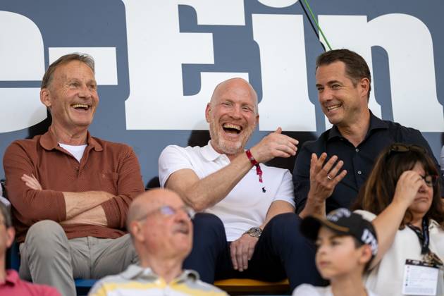 06.08.2024, Fussball: Testspiel, Saison 2024 2025, Borussia Moenchengladbach - FC Villareal in Altach. Gute Laune auf der Tribuene bei Hans Joachim Watzke (Borussia Dortmund, Geschaeftsfuehrer), Matthias Sammer (Borussia Dortmund, externer Berater) und Lars Ricken (Borussia Dortmund 09, Geschaeftsfuehrer . Foto: Kirchner-Media DI Copyright: xKirchner-Media DIx
