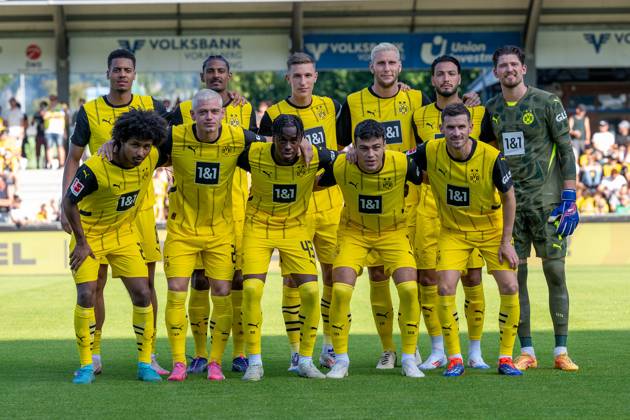 06.08.2024, Fussball: Testspiel, Saison 2024 2025, Borussia Moenchengladbach - FC Villareal in Altach. Die Mannschaft des BVB stellt sich zum Mannschaftsfoto. Hintere Reihe v. li.: Felix Nmecha (Borussia Dortmund 09, 08), Sebastian Haller (Borussia Dortmund 09, 09), Nico Schlotterbeck (Borussia Dortmund 09, 04), Niklas Suele (Borussia Dortmund 09, 25), Ramy Bensebaini (Borussia Dortmund, 05) und Gregor Kobel (Borussia Dortmund 09, 01). Vordere Reihe v. li.: Karim Adeyemi (Borussia Dortmund 09, 27), Julian Ryerson (Borussia Dortmund, 26), Jamie Bynoe-Gittens (Borussia Dortmund 09, 43), Giovanni Reyna (Borussia Dortmund 09, 07) und Pascal Gross (Borussia Dortmund, 13). Foto: Kirchner-Media DI Copyright: xKirchner-Media DIx