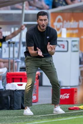 06.08.2024, Fussball: Testspiel, Saison 2024 2025, Borussia Moenchengladbach - FC Villareal in Altach. Nuri Sahin (Borussia Dortmund, Trainer) versucht sein Team zu motivieren. Foto: Kirchner-Media DI Copyright: xKirchner-Media DIx