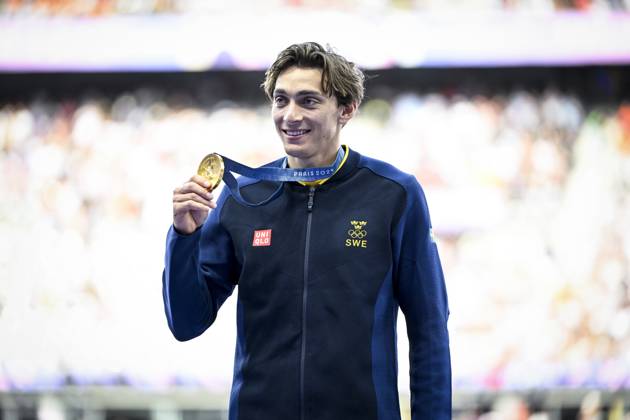 PARIS, FRANKRIKE 20240806 Sveriges stavhoppare Armand Duplantis poserar pa podiet med sin OS-guldmedalj under medaljceremonin pa Stade de France under sommar-OS i Paris.