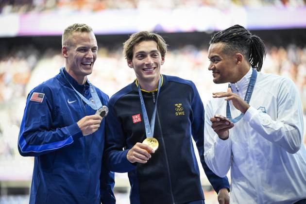 PARIS, FRANKRIKE 20240806 Sveriges stavhoppare Armand Duplantis poserar pa podiet med sin OS-guldmedalj tillsammans med USA:s Sam Kendricks (silver) och Emmanouil Karalis (brons) under medaljceremonin pa Stade de France under sommar-OS i Paris.