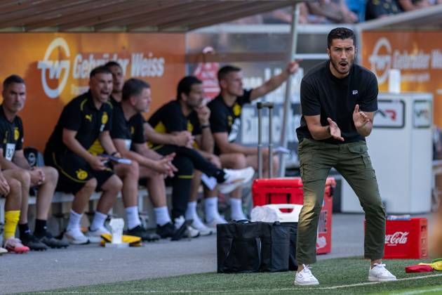 06.08.2024, Fussball: Testspiel, Saison 2024 2025, Borussia Moenchengladbach - FC Villareal in Altach. Nuri Sahin (Borussia Dortmund, Trainer) versucht sein Team zu motivieren und auch das Funktionsteam wird laut. Foto: Kirchner-Media DI Copyright: xKirchner-Media DIx