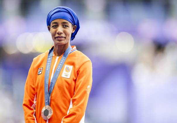 PARIS - Dutch athlete Sifan Hassan during the ceremony for her bronze medal in the 5000 meters during the Olympic Games, Olympische Spiele, Olympia, OS ANP ROBIN VAN LONKHUIJSEN xVIxANPxSportx xxANPxIVx 505319131 originalFilename: 505319131.jpg