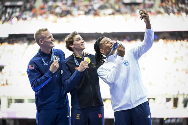 PARIS, FRANKRIKE 20240806 Sveriges stavhoppare Armand Duplantis poserar pa podiet med sin OS-guldmedalj tillsammans med USA:s Sam Kendricks (silver) och Emmanouil Karalis (brons) under medaljceremonin pa Stade de France under sommar-OS i Paris.