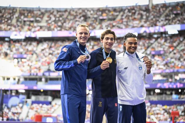 PARIS, FRANKRIKE 20240806 Sveriges stavhoppare Armand Duplantis poserar pa podiet med sin OS-guldmedalj tillsammans med USA:s Sam Kendricks (silver) och Emmanouil Karalis (brons) under medaljceremonin pa Stade de France under sommar-OS i Paris.