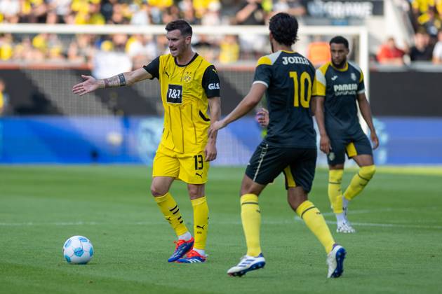 06.08.2024, Fussball: Testspiel, Saison 2024 2025, Borussia Moenchengladbach - FC Villareal in Altach. Pascal Gross (Borussia Dortmund, 13) gibt seinen Teamkollegen lautstark Anweisungen. Davor Dani Parejo (FC Villareal, 10). Foto: Kirchner-Media DI Copyright: xKirchner-Media DIx