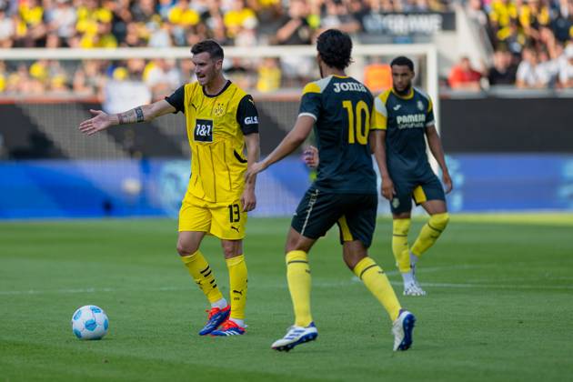 06.08.2024, Fussball: Testspiel, Saison 2024 2025, Borussia Moenchengladbach - FC Villareal in Altach. Pascal Gross (Borussia Dortmund, 13) gibt seinen Teamkollegen lautstark Anweisungen. Davor Dani Parejo (FC Villareal, 10). Foto: Kirchner-Media DI Copyright: xKirchner-Media DIx