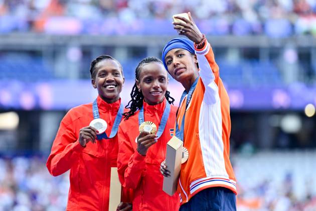 Sport Bilder des Tages 2024-08-06 Athletics - Olympic Games, Olympische Spiele, Olympia, OS Paris 2024 - Day 11 PARIS, FRANCE - AUGUST 6: Beatrice Chebet of Kenya winner of the silver medal, Faith Kipyegon of Kenya winner of the gold medal, Sifan Hassan of the Netherlands celebrating brons medal during the medal ceremony after competing in the Women s 5000m Final - Medal Ceremony during Day 11 of Athletics - Olympic Games Paris 2024 at Stade de France on August 6, 2024 in Paris, France. (Photo by Andy Astfalck BSR Agency) Paris France Content not available for redistribution in The Netherlands directly or indirectly through any third parties. Copyright: xBSRxAgencyx