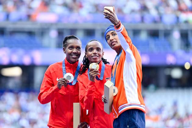 2024-08-06 Athletics - Olympic Games, Olympische Spiele, Olympia, OS Paris 2024 - Day 11 PARIS, FRANCE - AUGUST 6: Beatrice Chebet of Kenya winner of the silver medal, Faith Kipyegon of Kenya winner of the gold medal, Sifan Hassan of the Netherlands celebrating brons medal during the medal ceremony after competing in the Women s 5000m Final - Medal Ceremony during Day 11 of Athletics - Olympic Games Paris 2024 at Stade de France on August 6, 2024 in Paris, France. (Photo by Andy Astfalck BSR Agency) Paris France Content not available for redistribution in The Netherlands directly or indirectly through any third parties. Copyright: xBSRxAgencyx