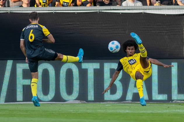 06.08.2024, Fussball: Testspiel, Saison 2024 2025, Borussia Moenchengladbach - FC Villareal in Altach. Karim Adeyemi (Borussia Dortmund 09, 27) beim Fallrueckzieherversuch uns Denis Suarez (FC Villareal, 06) versucht den Schuss zu blocken. Foto: Kirchner-Media DI Copyright: xKirchner-Media DIx