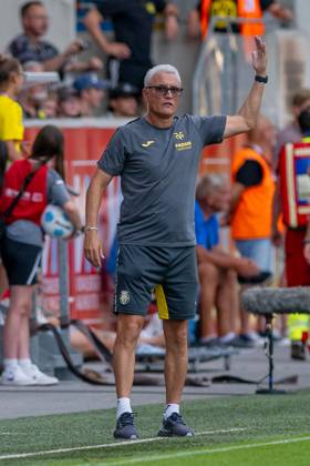 06.08.2024, Fussball: Testspiel, Saison 2024 2025, Borussia Moenchengladbach - FC Villareal in Altach. Marcelino (FC Villareal, Trainer) versucht sein Team zu motivieren. Foto: Kirchner-Media DI Copyright: xKirchner-Media DIx