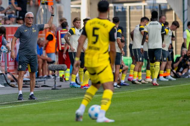 06.08.2024, Fussball: Testspiel, Saison 2024 2025, Borussia Moenchengladbach - FC Villareal in Altach. Marcelino (FC Villareal, Trainer) fordert mehr Einsatz von seiner Mannschaft. Foto: Kirchner-Media DI Copyright: xKirchner-Media DIx