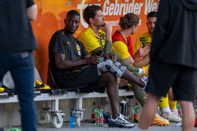 Sport Bilder des Tages 06.08.2024, Fussball: Testspiel, Saison 2024 2025, Borussia Moenchengladbach - FC Villareal in Altach. Serhou Guirassy (Borussia Bortmund) und Gregor Kobel (Borussia Dortmund 09, 01) auf der Ersatzbank. Foto: Kirchner-Media DI Copyright: xKirchner-Media DIx