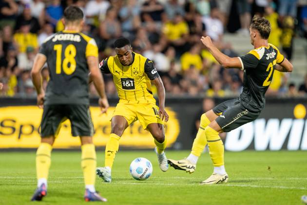 06.08.2024, Fussball: Testspiel, Saison 2024 2025, Borussia Moenchengladbach - FC Villareal in Altach. Youssoufa Moukoko (Borussia Dortmund 09, 18) setzt zum Torschuss an und Paul Cabanes (FC Villareal, 27) versucht den Schuss zu blocken. Davor Adria Altimira (FC Villareal, 18). Foto: Kirchner-Media DI Copyright: xKirchner-Media DIx