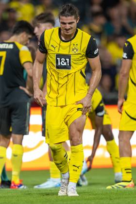 06.08.2024, Fussball: Testspiel, Saison 2024 2025, Borussia Moenchengladbach - FC Villareal in Altach. Nach dem Abpfiff greift sich Marcel Sabitzer (Borussia Dortmund, 20) an den schmerzenden Oberschenkel. Foto: Kirchner-Media DI Copyright: xKirchner-Media DIx