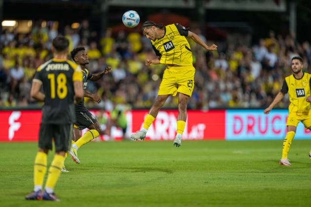 06.08.2024, Fussball: Testspiel, Saison 2024 2025, Borussia Moenchengladbach - FC Villareal in Altach. Paris Josua Brunner (Borussia Dortmund, 29) beim Kopfball. Davor Adria Altimira (FC Villareal, 18). Foto: Kirchner-Media DI Copyright: xKirchner-Media DIx
