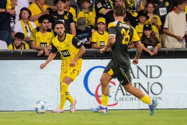 06.08.2024, Fussball: Testspiel, Saison 2024 2025, Borussia Moenchengladbach - FC Villareal in Altach. Couto Yan (Borussia Dortmund, 02) sucht eine Anspielstation. Davor Arnau Sola (FC Villareal, 26). Foto: Kirchner-Media DI Copyright: xKirchner-Media DIx