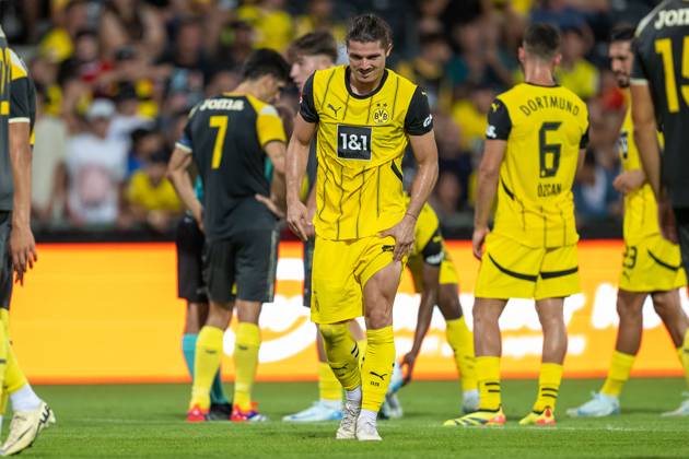 06.08.2024, Fussball: Testspiel, Saison 2024 2025, Borussia Moenchengladbach - FC Villareal in Altach. Nach dem Abpfiff greift sich Marcel Sabitzer (Borussia Dortmund, 20) an den schmerzenden Oberschenkel. Foto: Kirchner-Media DI Copyright: xKirchner-Media DIx