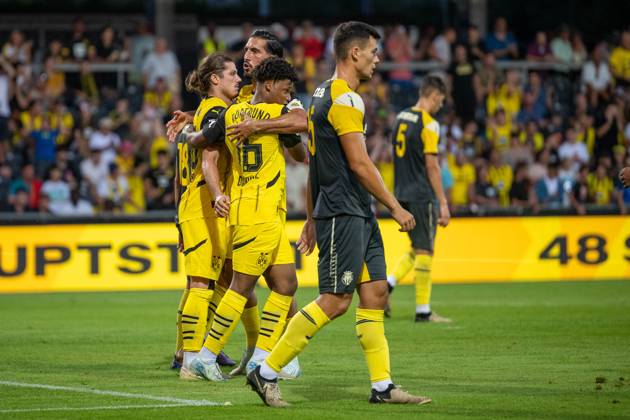 06.08.2024, Fussball: Testspiel, Saison 2024 2025, Borussia Moenchengladbach - FC Villareal in Altach. Waehrend die Spieler von Villareal die Koepfe haengen lassen, umarmt Emre Can (Borussia Dortmund 09, 23) Julien Duranville (Borussia Dortmund 09, 16) vor Freude. Dahinter Marcel Sabitzer (Borussia Dortmund, 20). Foto: Kirchner-Media DI Copyright: xKirchner-Media DIx