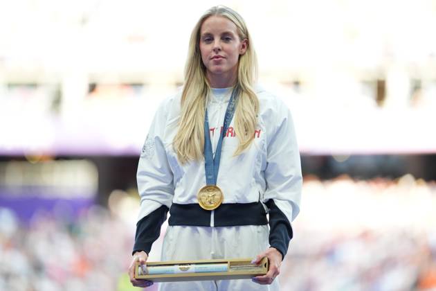 Keely Hodgkinson of Great Britain (Women s 800m) with her gold medal Paris 2024 Olympic Games, Olympische Spiele, Olympia, OS Day Eleven, Paris, France - 06 Aug 2024  Copyright: xDavexWinter Shutterstockx 14621709kz