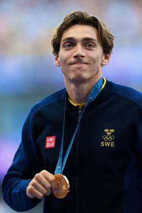 Paris 2024 - Pole Vault Medal Ceremony Gold medallist Sweden s Armand Duplantis celebrates on the podium after competing in the men s pole vault final of the athletics event during the Paris 2024 Olympic Games, Olympische Spiele, Olympia, OS at Stade de France in Saint-Denis, north of Paris, on August 6, 2024. Photo by Franck Castel ABACAPRESS.COM Saint Denis France  Copyright: xCastelxFranck ABACAx