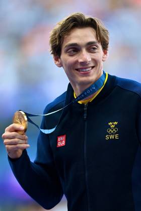 Paris 2024 - Pole Vault Medal Ceremony Gold medallist Sweden s Armand Duplantis celebrates on the podium after competing in the men s pole vault final of the athletics event during the Paris 2024 Olympic Games, Olympische Spiele, Olympia, OS at Stade de France in Saint-Denis, north of Paris, on August 6, 2024. Photo by Franck Castel ABACAPRESS.COM Saint Denis France  Copyright: xCastelxFranck ABACAx