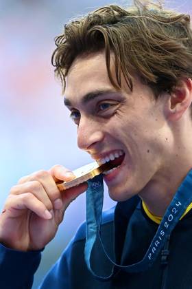Paris 2024 - Pole Vault Medal Ceremony Gold medallist Sweden s Armand Duplantis celebrates on the podium after competing in the men s pole vault final of the athletics event during the Paris 2024 Olympic Games, Olympische Spiele, Olympia, OS at Stade de France in Saint-Denis, north of Paris, on August 6, 2024. Photo by Franck Castel ABACAPRESS.COM Saint Denis France  Copyright: xCastelxFranck ABACAx