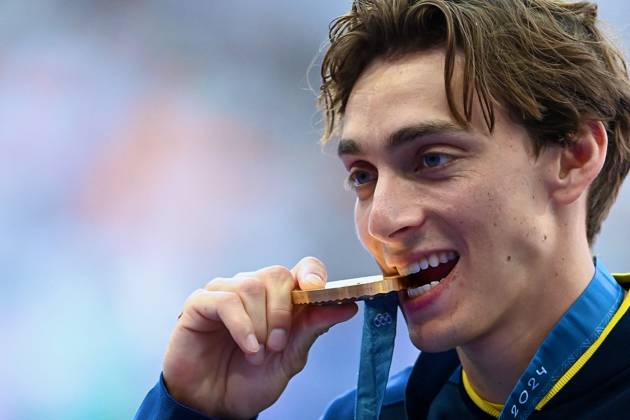 Paris 2024 - Pole Vault Medal Ceremony Gold medallist Sweden s Armand Duplantis celebrates on the podium after competing in the men s pole vault final of the athletics event during the Paris 2024 Olympic Games, Olympische Spiele, Olympia, OS at Stade de France in Saint-Denis, north of Paris, on August 6, 2024. Photo by Franck Castel ABACAPRESS.COM Saint Denis France  Copyright: xCastelxFranck ABACAx