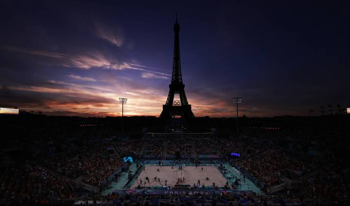 Bilder des Jahres 2024, Sport 08 August Sport Themen der Woche KW32 Sport Bilder des Tages (240806) -- PARIS, Aug. 6, 2024 -- Players of both sides enter the court after a break during the Beach volleyball, Beachvolleyball women s quarterfinal between Mariafe Artacho del Solar Taliqua Clancy of Australia and Zoe Verge-Depre Esmee Boebner of Switzerland at the Paris 2024 Olympic Games, Olympische Spiele, Olympia, OS in Paris, France, Aug. 6, 2024. ) (PARIS2024) FRANCE-PARIS-OLY-BEACH VOLLEYBALL FeixMaohua