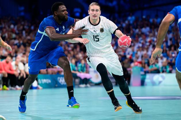Paris, Frankreich: Handball Herren - Viertelfinale - Deutschland - Frankreich Karl Konan (Frankreich), Juri Knorr (Deutschland) Lille Stade Pierre Mauroy Frankreich