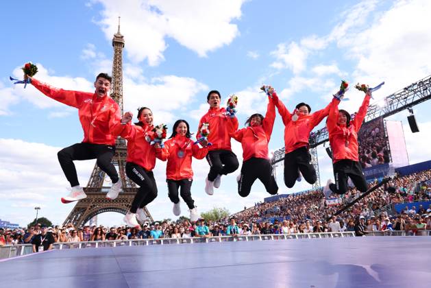 (L to R) Takeru Komatsubara, Misato Komatsubara, Ryuichi Kihara, Riku Miura, Kaori Sakamoto, Yuma Kagiyama, Wakaba Higuchi (JPN), AUGUST 7, 2024 - Figure skating, Eiskunstlauf : The medal allocation ceremony for the figure skating team event of Beijing 2022 Olympic Games, Olympische Spiele, Olympia, OS at the Champions Park at Trocadero during the Paris 2024 Olympic Games in Paris, Frace. Due to Russian Kamilia Valieva was found guilty of doping, the United States team receive gold medal, Japan moved up a step to silver. Noxthirdxpartyxsales  (262437667)