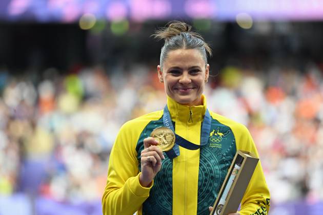 OLY24 ATHLETICS, Gold medallist Australian pole vaulter Nina Kennedy poses with her gold medal on the podium after she won the Women s Pole Vault Final at the Stade de France in Saint-Denis, as part of the 2024 Paris Summer Olympic Games, Olympische Spiele, Olympia, OS in, France, Thursday, August 08, 2024. ( NO ARCHIVING, EDITORIAL USE ONLY, NO USE IN BOOKS WITHOUT CONSENT SAINT-DENIS FRANCE Copyright: xDEANxLEWINSx 20240809125577983711