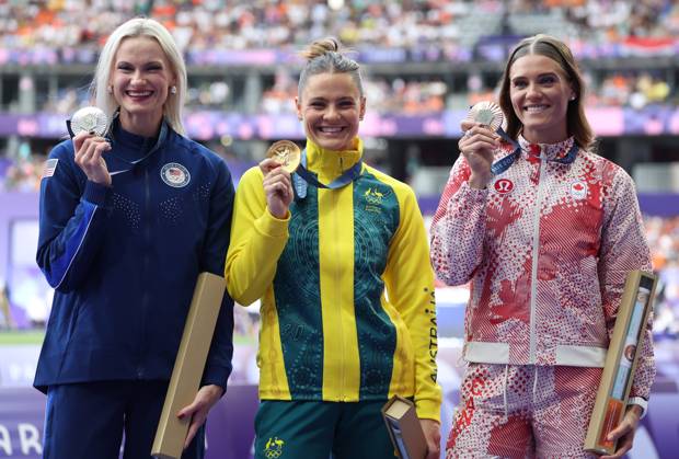Women s Pole Vault gold medalist Nina Kennedy of Australia (C), silver medalist Katie Moon of the U.S. (L) and bronze medalist Alysha Newman of Canada stand on the podium for the medals ceremony during the Paris 2024 Olympic Games, Olympische Spiele, Olympia, OS Athletics competition at the Stade de France in Paris, France, on Thursday, August 8, 2024.  OLY202408081708 HUGOxPHILPOTT
