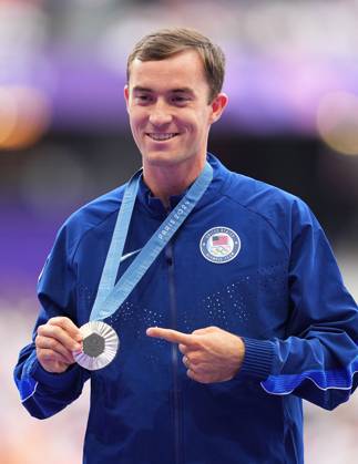 (240808) -- PARIS, Aug. 8, 2024 -- Silver medalist Kenneth Rooks of the United States reacts during the victory ceremony of the men s 3000m steeplechase of Athletics at the Paris 2024 Olympic Games, Olympische Spiele, Olympia, OS in Paris, France, Aug. 8, 2024. ) (PARIS2024) FRANCE-PARIS-OLY-ATHLETICS-3000M STEEPLECHASE-MEN XuxChang 