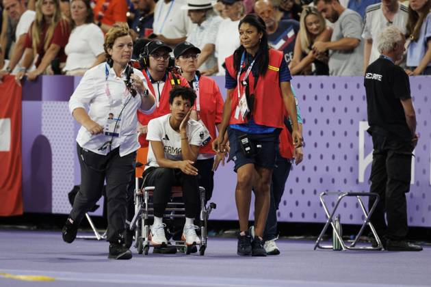 Bilder des Jahres 2024, Sport 08 August Sport Themen der Woche KW32 Sport Bilder des Tages Olympische Spiele (Leichtathletik); Paris, 08.08.2024 Malaika Mihambo (LG Kurpfalz GER) muss nach dem Wettkampf medizinisch versorgt werden; Olympische Spiele (Leichtathletik) am 08.08.2024 im Stade de France in Paris (Frankreich). Copyright: xBEAUTIFULxSPORTS AxelxKohringx