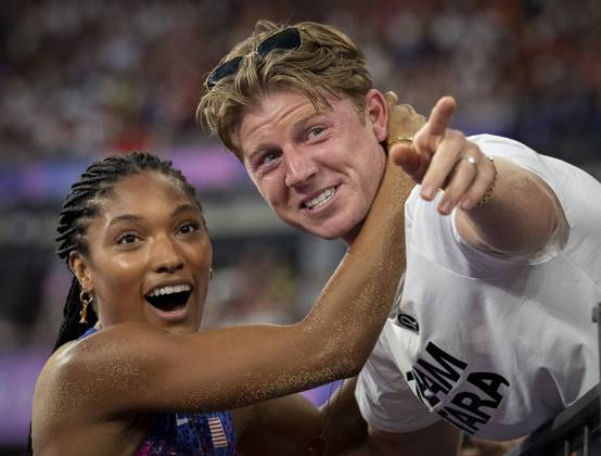 Bilder des Jahres 2024, Sport 08 August Sport Themen der Woche KW32 Sport Bilder des Tages August 8, 2024, Paris, Ile de France, France: August 8, 2024: TARA DAVIS-WOODHALL (left) of Team USA after winning gold the Women s Long Jump during the Paris 2024 Olympics. Paris France - ZUMAh234 20240808_oly_h234_015 Copyright: xMarkxEdwardxHarrisx