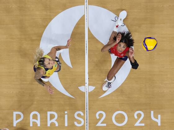 Bilder des Jahres 2024, Sport 08 August Sport Themen der Woche KW32 Sport Bilder des Tages (240808) -- PARIS, Aug. 8, 2024 -- Jordan Thompson (R) of the United States competes during the women s semifinal of volleyball between Brazil and the United States at the Paris 2024 Olympic Games, Olympische Spiele, Olympia, OS in Paris, France on Aug. 8, 2024. ) (PARIS2024) FRANCE-PARIS-OLY-VOLLEYBALL XuxZijian 