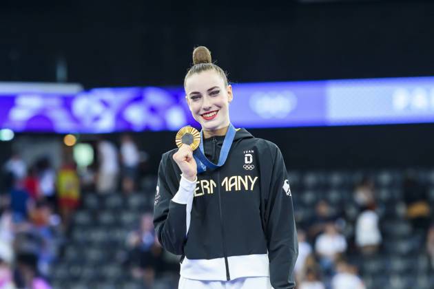 Bilder des Jahres 2024, Sport 08 August Sport Themen der Woche KW32 Sport Bilder des Tages FRA, Olympische Sommerspiele Paris 2024, Turnen, Rhythmische Sportgymnastik, EInzel Mehrkampf Finale. 09.08.2024, Champ de Mars, Paris, FRA, Olympische Sommerspiele Paris 2024, Turnen, Rhythmische Sportgymnastik, EInzel Mehrkampf Finale., im Bild VARFOLOMEEV Darja (GER) Goldmedaille