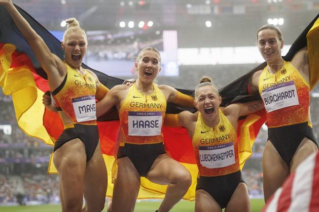 Bilder des Jahres 2024, Sport 08 August Olympische Spiele (Leichtathletik); Paris, 09.08.2024 Die 4x100m-Staffel mit Lisa Mayer (Sprintteam Wetzlar GER), Rebekka Haase (Sprintteam Wetzlar GER), Gina Lückenkemper (SCC Berlin GER) und Alexandra Burghardt (LG Gendorf Wacker Burghausen GER) gewinnen Bronze; Olympische Spiele (Leichtathletik) am 09.08.2024 im Stade de France in Paris (Frankreich). Copyright: xBEAUTIFULxSPORTS AxelxKohringx