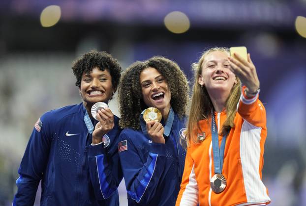Women s 400m hurdles gold medalist Sydney McLaughlin-Levrone of the U.S. (C), silver medalist Anna Cockrell of the U.S. (L) and bronze medalist Femke Bol of the Netherlands take a selfie on the podium during the Paris 2024 Olympic Games, Olympische Spiele, Olympia, OS Athletics competition at the Stade de France in Paris, France, on Friday, August 9, 2024.  OLY202408091811 PAULxHANNA