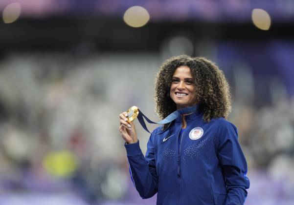 Women s 400m hurdles gold medalist Sydney McLaughlin-Levrone of the U.S. holds her medal on the podium during the Paris 2024 Olympic Games, Olympische Spiele, Olympia, OS Athletics competition at the Stade de France in Paris, France, on Friday, August 9, 2024.  OLY202408091813 PAULxHANNA