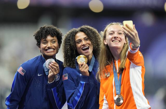 Women s 400m hurdles gold medalist Sydney McLaughlin-Levrone of the U.S. (C), silver medalist Anna Cockrell of the U.S. (L) and bronze medalist Femke Bol of the Netherlands take a selfie on the podium during the Paris 2024 Olympic Games, Olympische Spiele, Olympia, OS Athletics competition at the Stade de France in Paris, France, on Friday, August 9, 2024.  OLY202408091812 PAULxHANNA